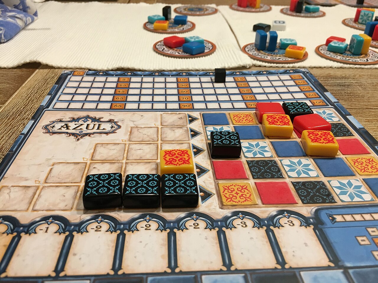 Azul-Brettspiel mit bunten Fliesen im Vier-Spieler-Aufbau