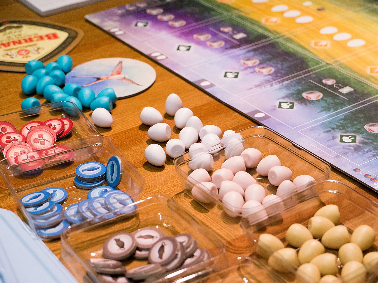 Spielmaterial von Wingspan (Flügelschlag): Vogelkarten, Eier und Vogelhäuschen-Würfelturm